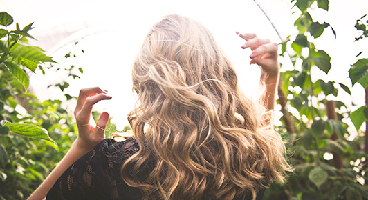 Les femmes rêvent d'avoir de beaux cheveux. La chute de cheveux est une épreuve difficile.