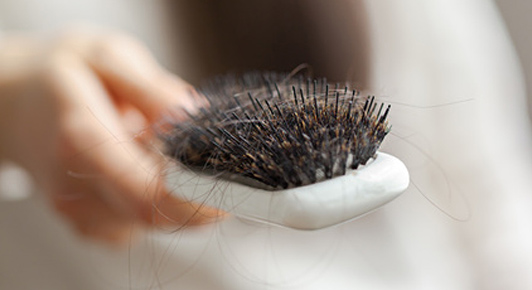 Perdre entre 50 et 150 cheveux par jour est un cycle normal.